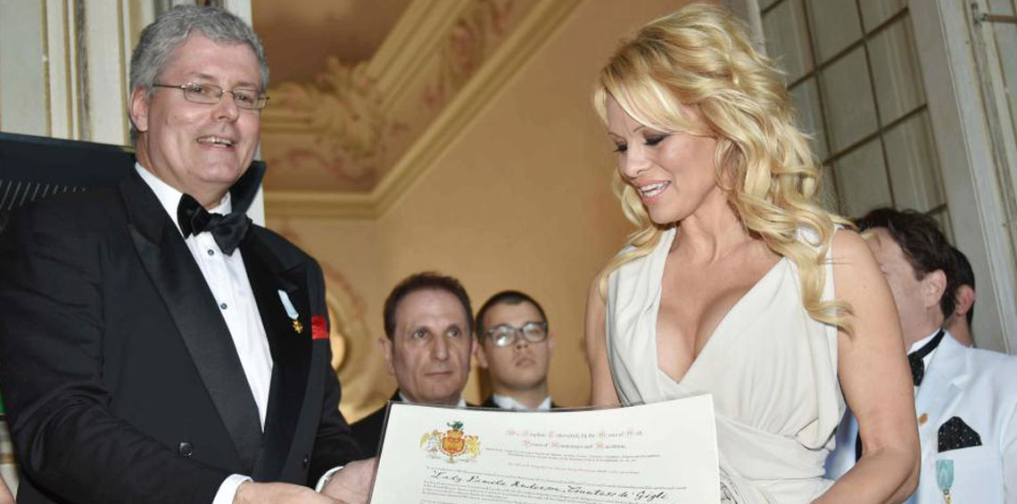 بالصور.. الكشف عن هوية “أمير مزيف”