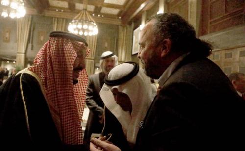 الملك سلمان يطمئن على صحة الزميل