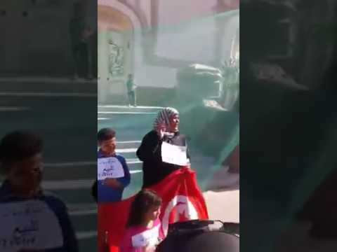 بالفيديو.. سيدة تعرض أبناءها للبيع في