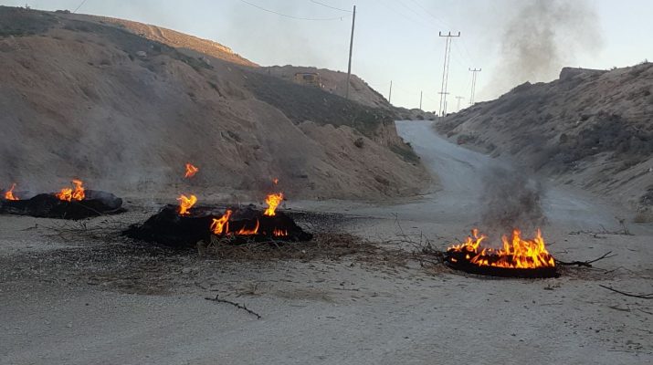ملثمون يحرقون اطارات امام الكسارة التي