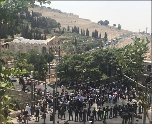 بالفيديو والصور.. مواجهات عنيفة بمحيط الأقصى