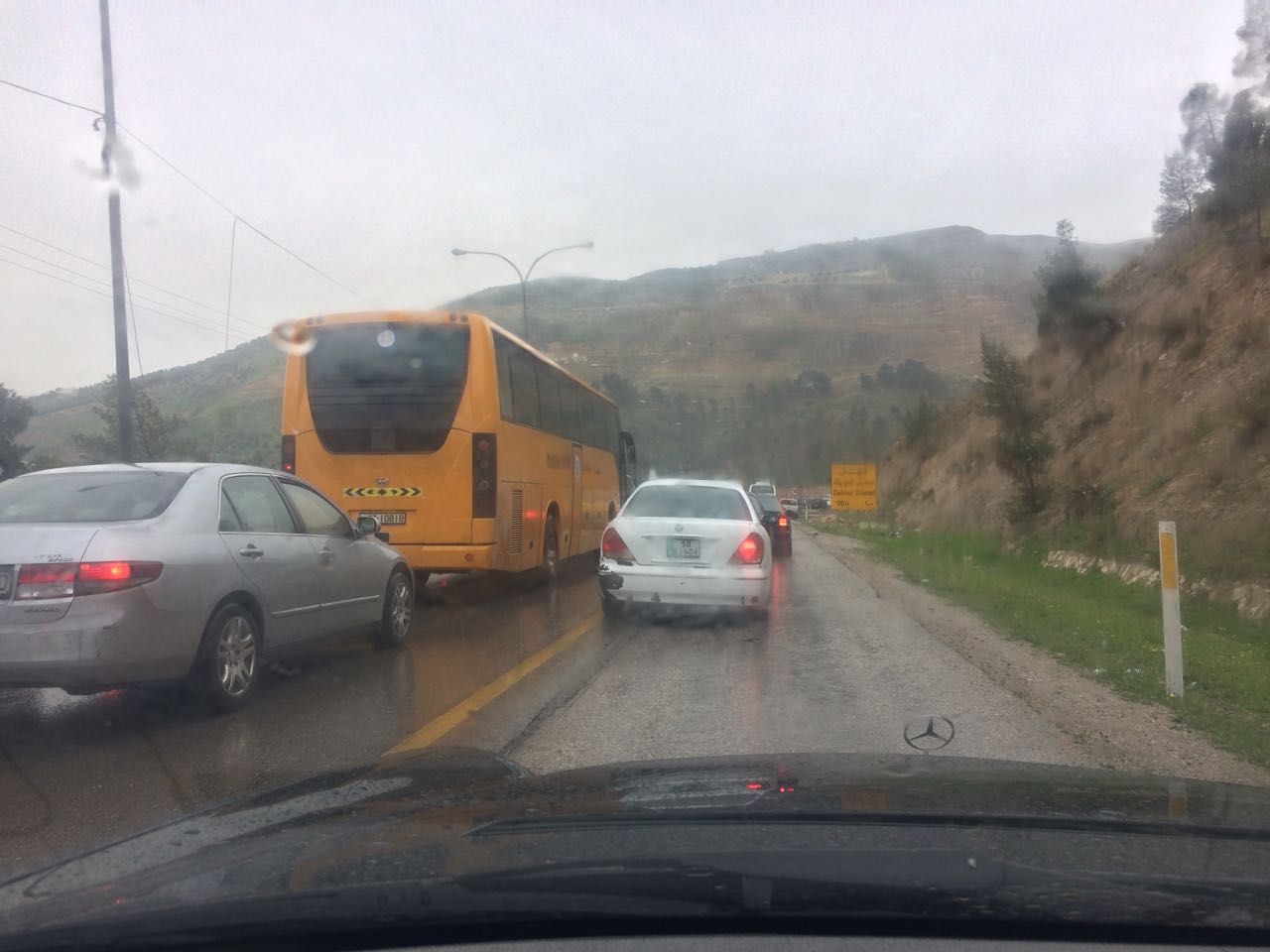 حادثا سير بين 6 مركبات يعيقان