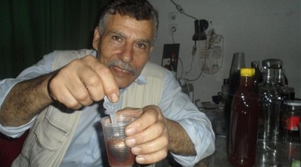 غزة: فلسطيني يعالج أمراضا عديدة بالخل