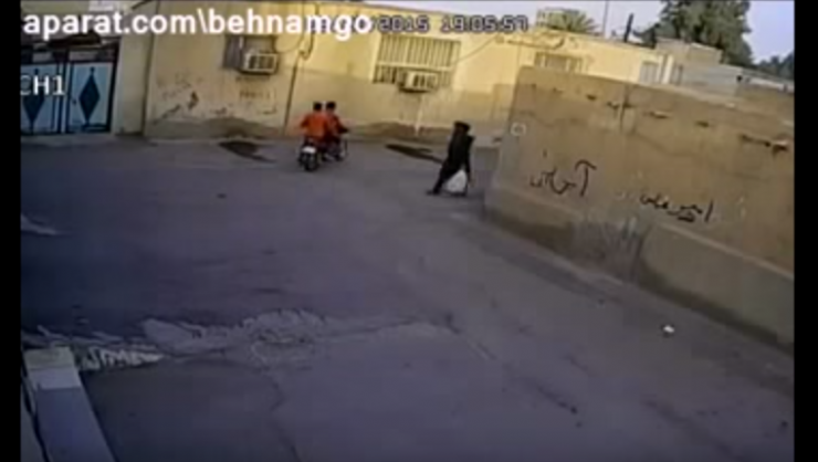 شابان يعتديان على إمرأة أمام طفلتها