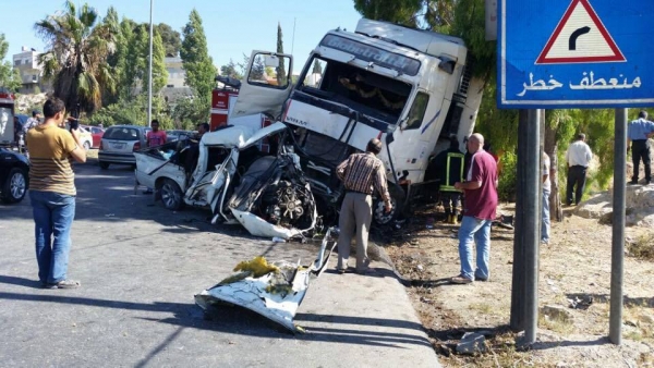وفاة وإصابتان بتصادم شاحنتين في العقبة