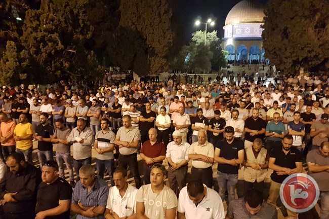 عشرات الالاف من المصلين يؤدون صلاة