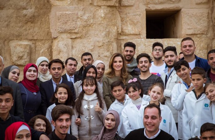 الملكة تطلع على انشطة مبادرة quotأنا