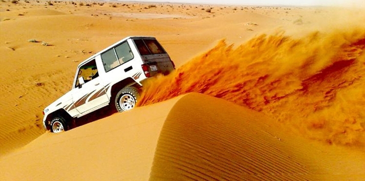 بالفيديو.. 3 سعوديين تقذف بهم السيارة