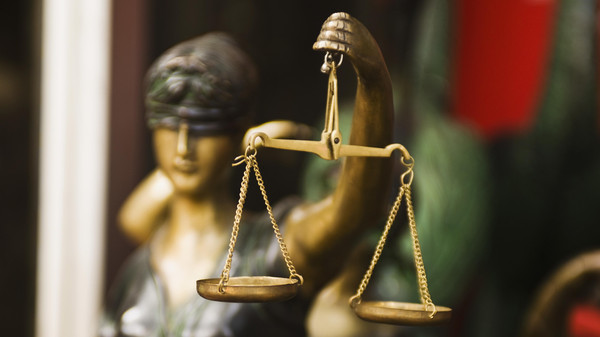 محكمة إيرانية تقضي بقلع عين امرأة