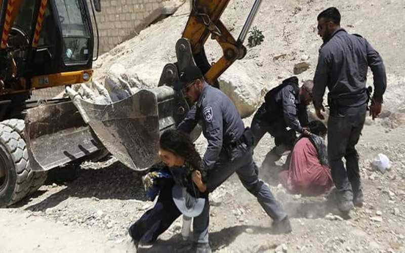 جنود الاحتلال يسحلون فلسطينية بعد نزع