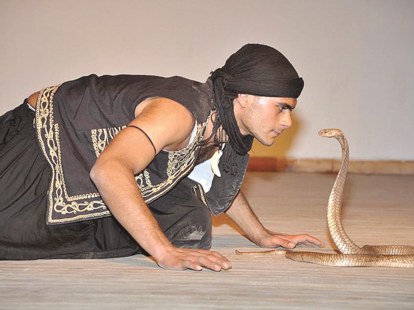 هندي يتزوج كوبرا بحضور 15 ألف