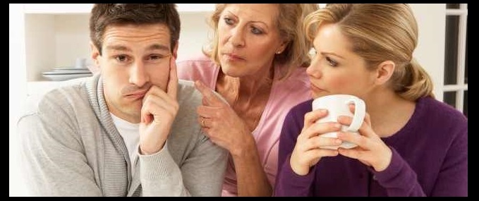 تعرى وألقى ثيابه بوجه حماته بإحد
