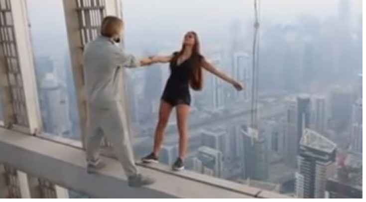 فيديو مخيف.. روسية تغامر بحياتها من