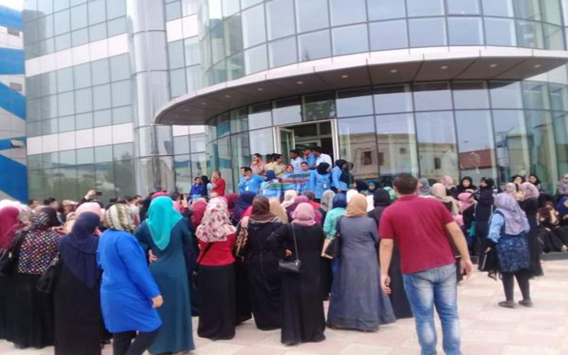 العمل تنهي احتجاجا عماليا في مدينة