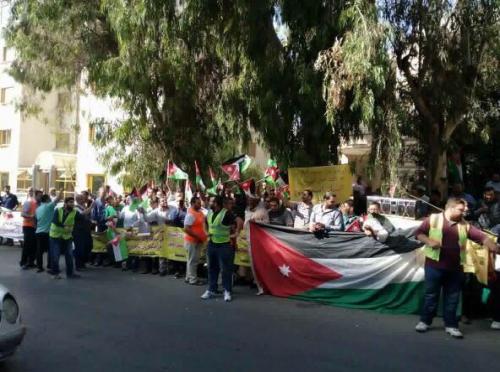 سائقو التكاسي يطالبون بإغلاق اوبر وكريم
