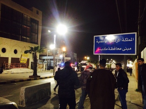 بالصور : مادبا.. .سائقو شاحنات يغلقون