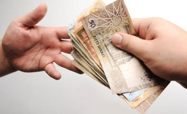 صرف إكراميات نقدية لأسر شهداء الأمن
