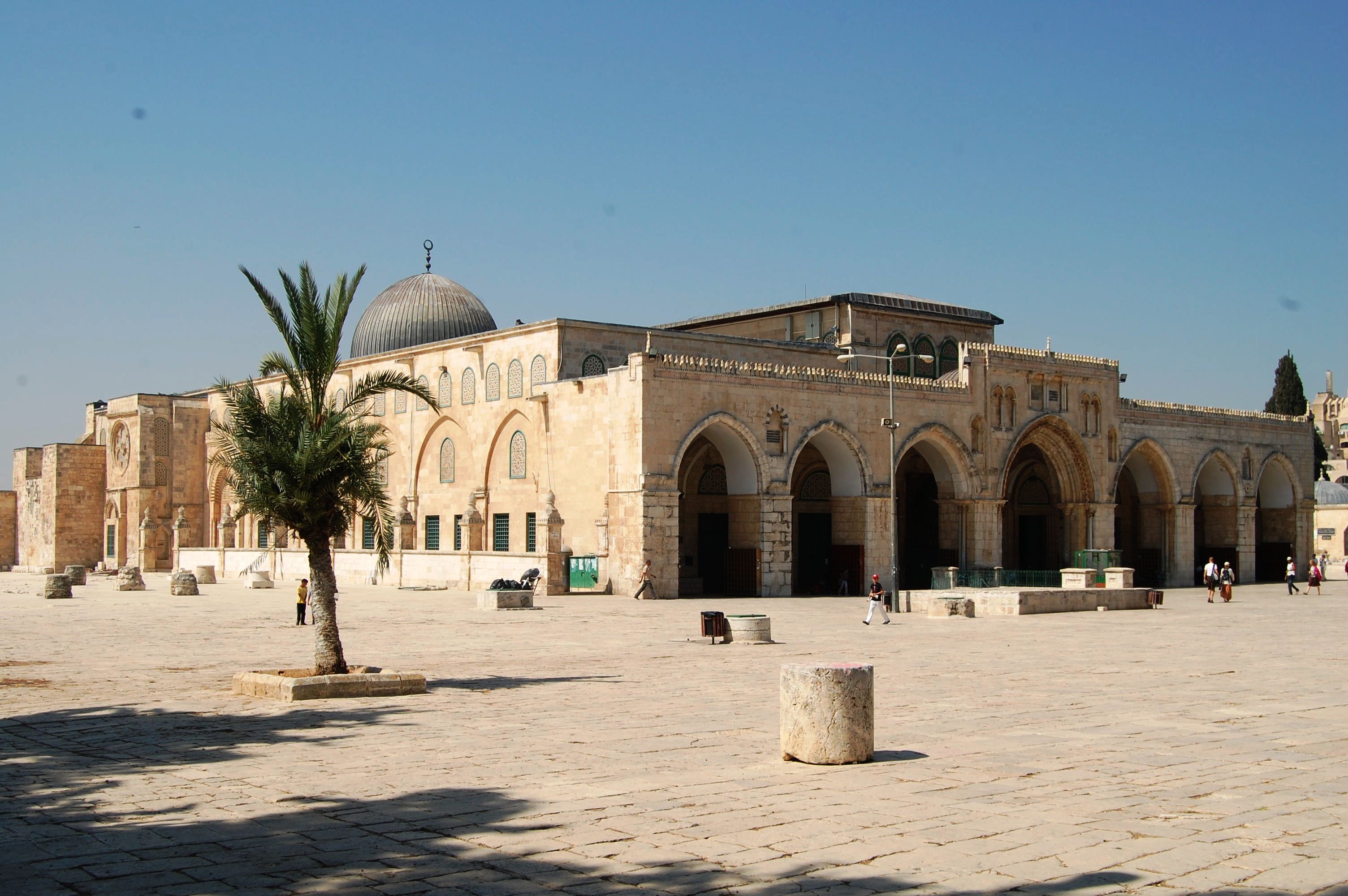 عربيات: 200 موظف الى المسجد الاقصى