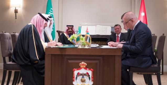 الملك وخادم الحرمين يشهدان توقيع اتفاقيات