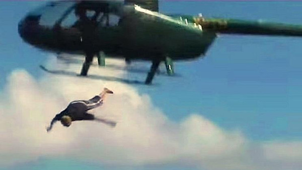 طيار حربي انتحر قفزا من هليكوبتر