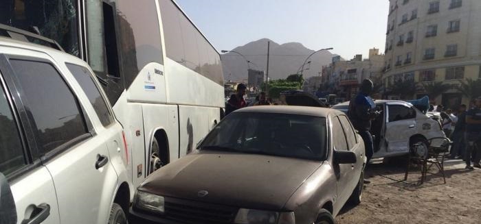 اصابةquot7quot أشخاص بحادث تدهور حافلة في