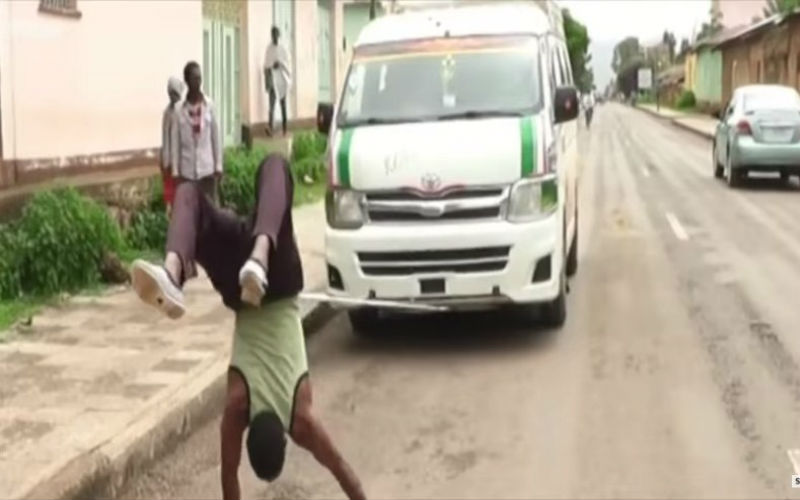 يطمح لدخول غينيس بالمشي على يديه