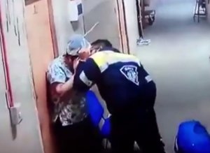 شاهد.. مسعف في مستشفى يضرب بعنف