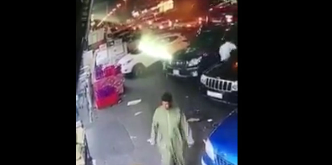 بالفيديو.. رجل وامرأة يتبادلان الضرب واللكمات