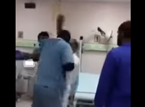 مريض ومرافقه يعتديان بالضرب على ممرض