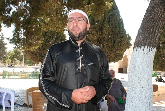 منع (أستاذ مصاطب العلم في المسجد