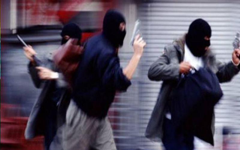 سلب 2700 دينار من محطة وقود
