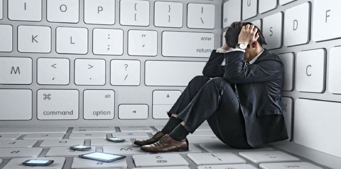 وفاة شاب مدمن على الإنترنت بعد