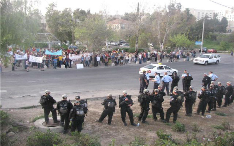 متطرفون اسرائيليون يعيثون فسادا بقرية بيت