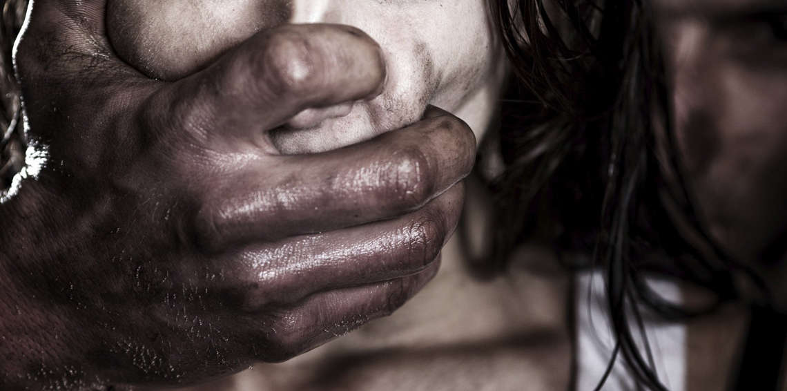 4 شبان يتناوبون على اغتصاب مضيفة