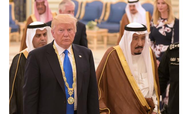 الملك سلمان يقلد ترامب أعلى وسام