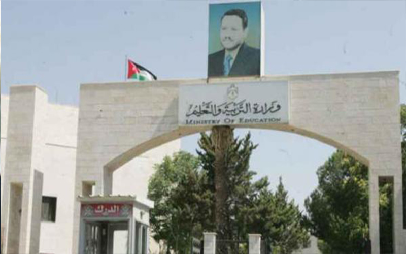 التربية تجبر المعلمين على البقاء في