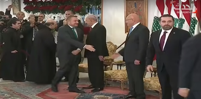 بالفيديو .. الحريري يتجنب مصافحة السفيري