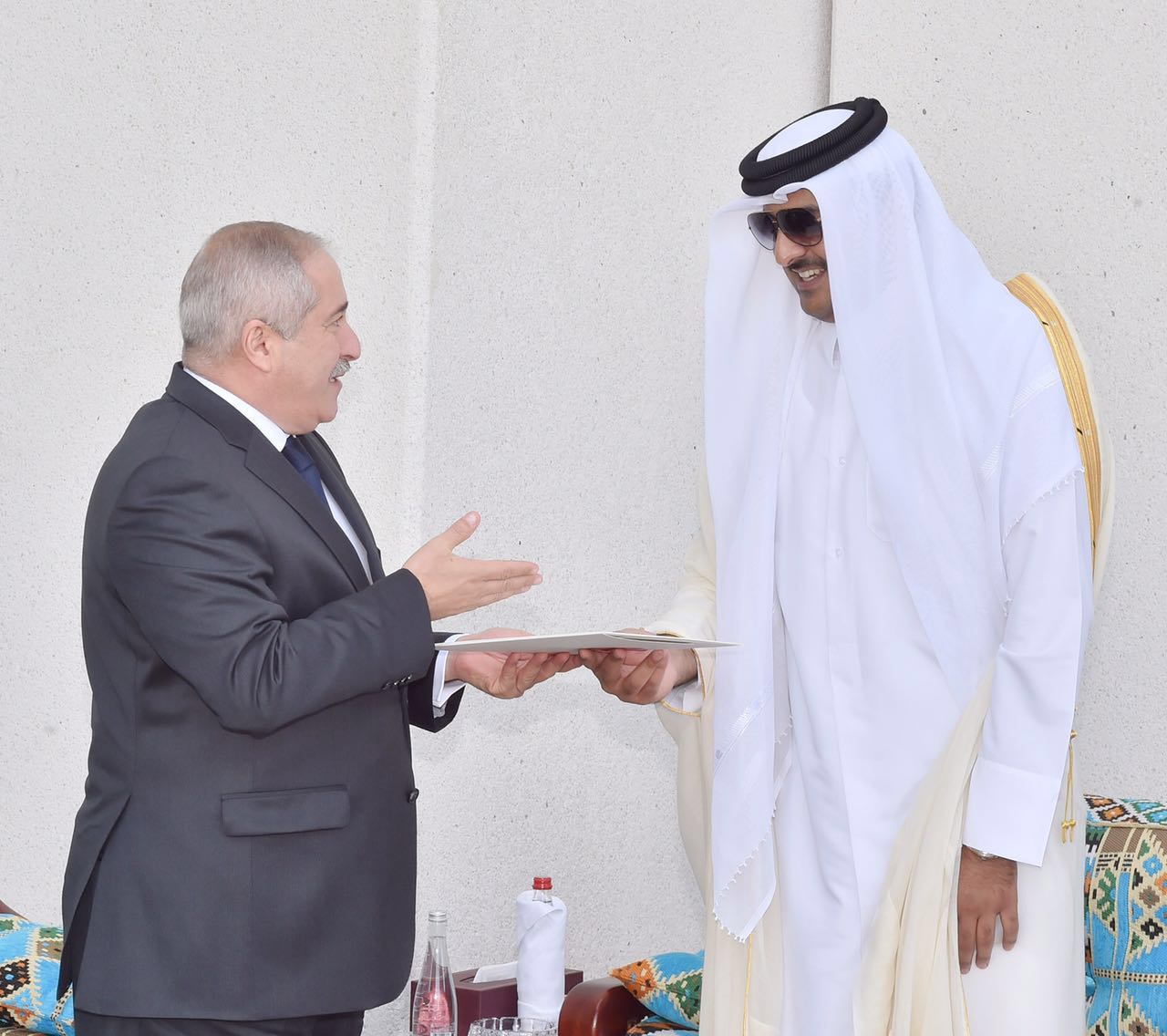جوده ينقل دعوة من الملك الى