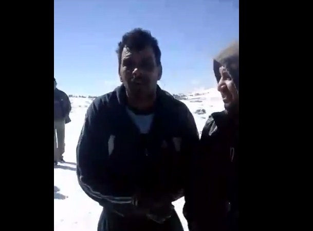 بالفيديو .. سائقو شاحنات محاصرون في