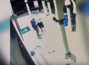 بالفيديو: أستراليا يضرب مسلما داخل مسجد