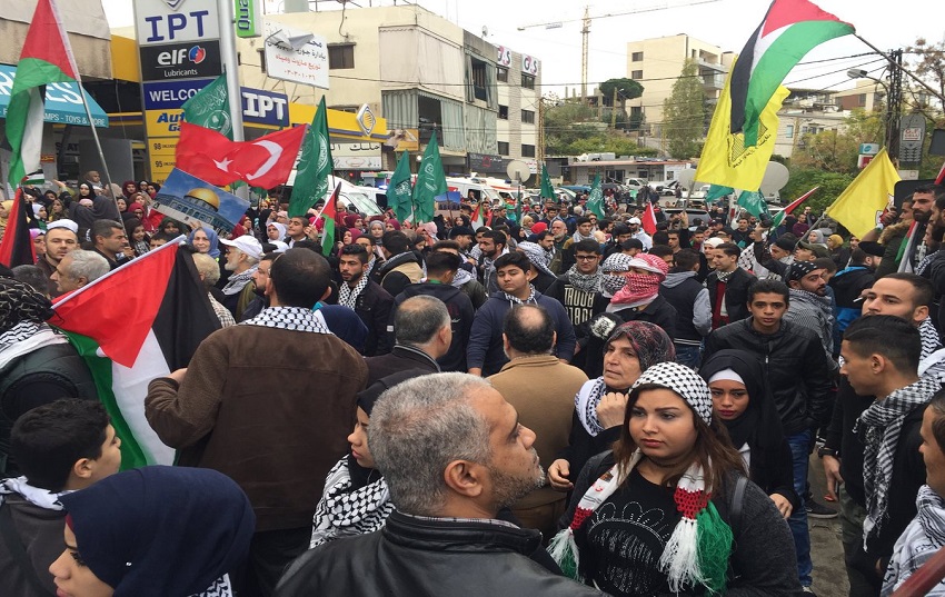 مئات المتظاهرين يحاولون اقتحام السفارة الأمريكية