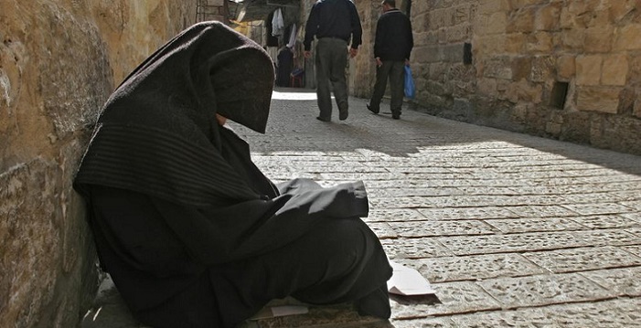 متسولة تبتكر اسلوبا جديدا في الكرك