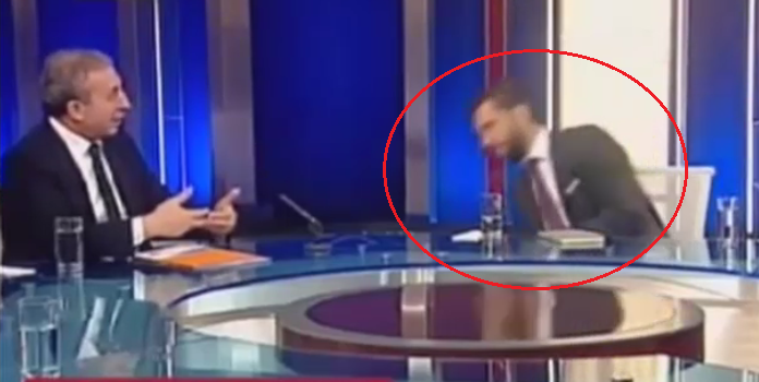 بالفيديو .. مذيع يفقد وعيه على