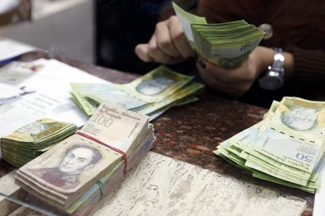 الأمن يضبط محتالين يبيعان دولارات بأقل