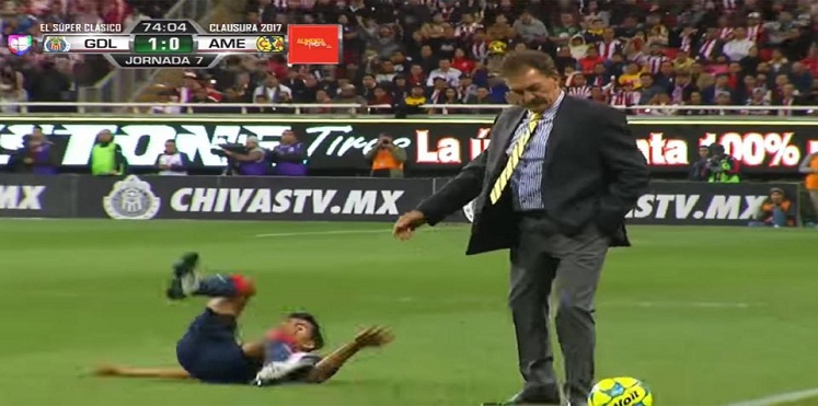 مدرب يعرقل لاعبا في الكلاسيكو المكسيكي