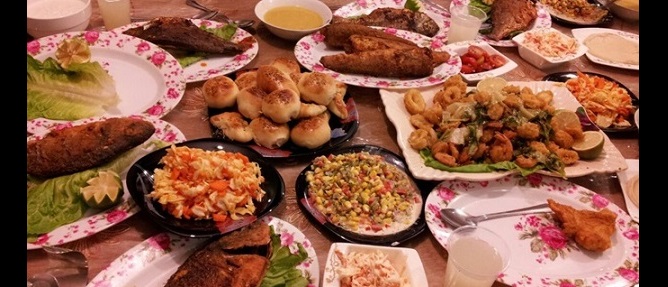 نساء ينشرن صورا لمائدة رمضان للتباهي