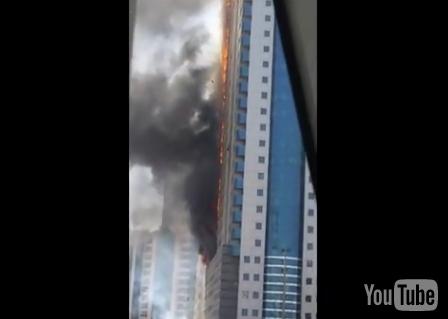 لحظة اندلاع حريق في برج سكني