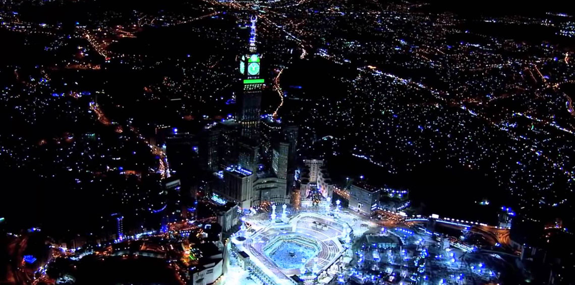 سعوديان يصوران فيديو مرعبا وهما يسيران