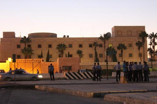 السفارة الأمريكية تنفي استقبال الأردنيين دون