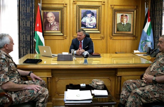 الملك يزور قيادة سلاح الجو الملكي